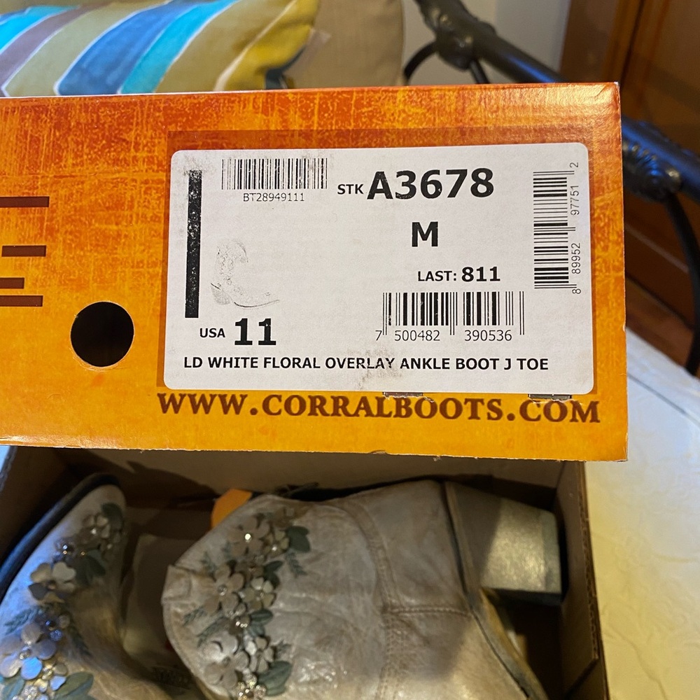 NWT Corral Boots Women’s 11 White Silver Floral Overlay Ankle Boot A3678 - Picture 5 of 10